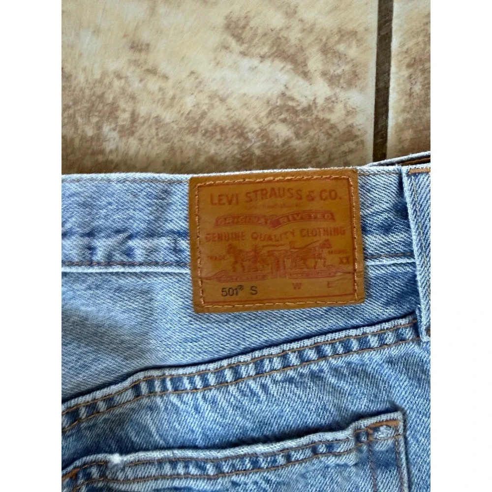 Levis Premium 501 Straight Distressed Light Wash Jeans 29 x 28 High Rise Button